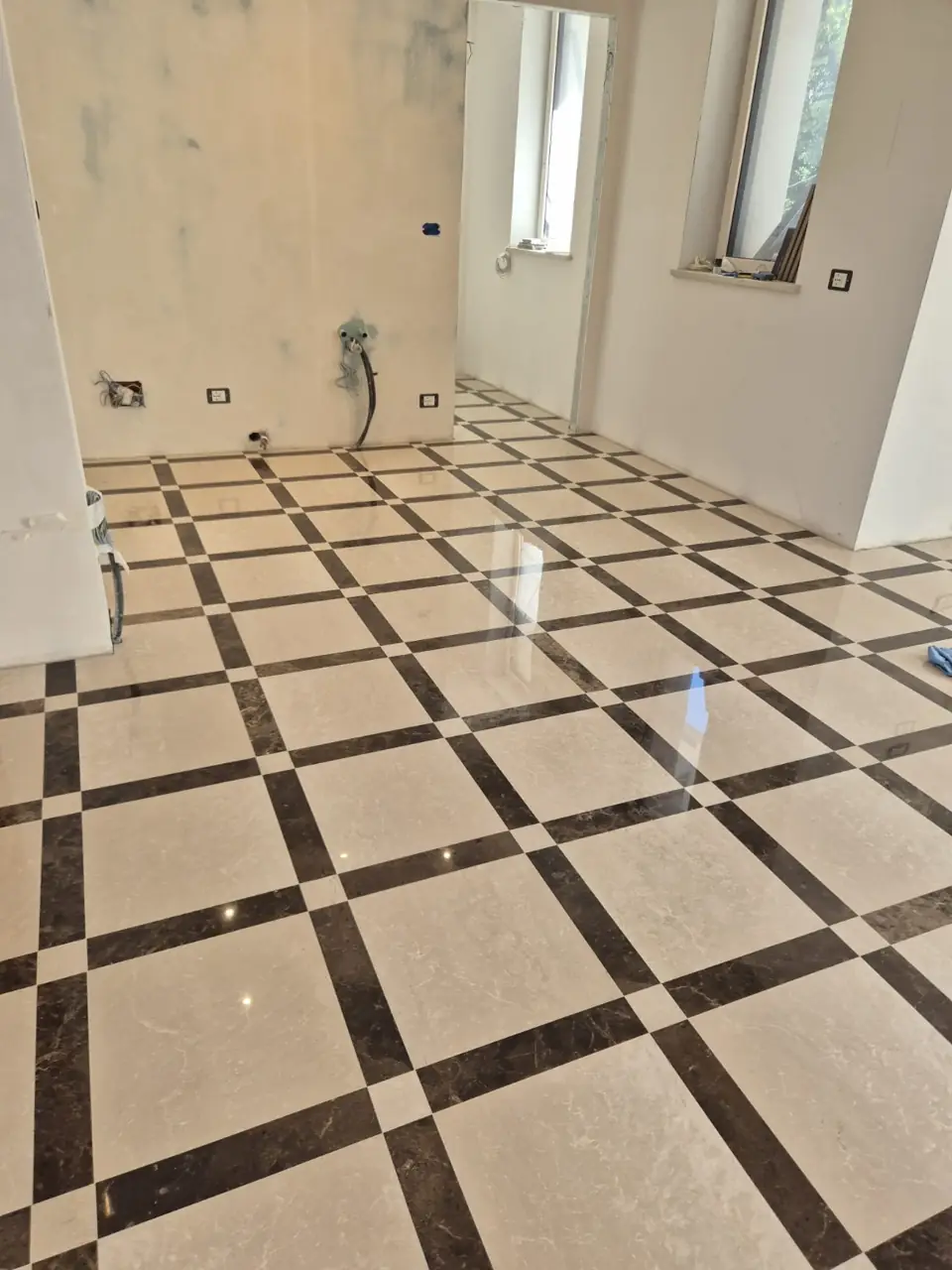 Finitura lucida di pavimento geometrico - TRATTAMENTI POLETTO