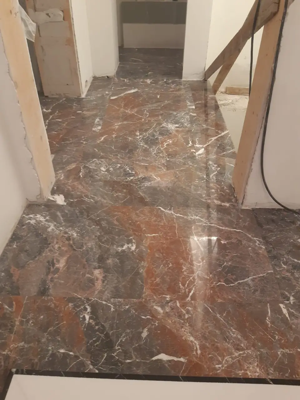 Pavimento in marmo venato nei toni del grigio e del rosso - TRATTAMENTI POLETTO