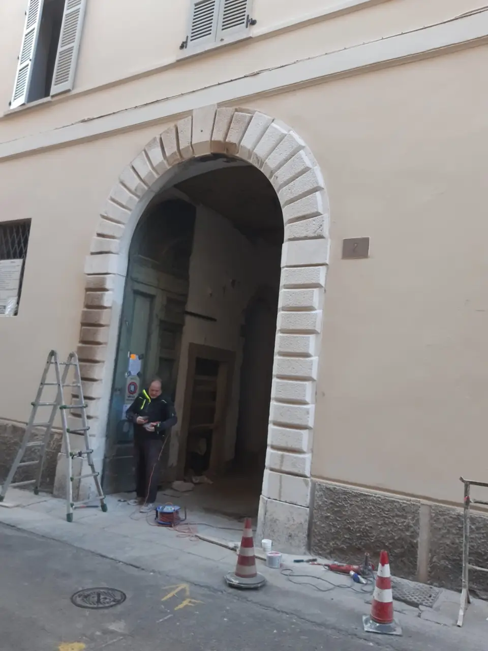 Lavorazione in corso su ingresso esterno - TRATTAMENTI POLETTO