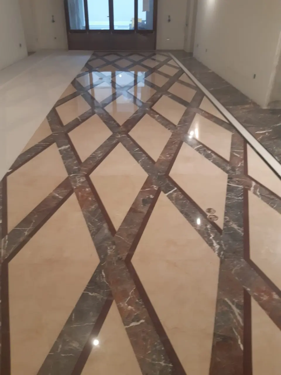 Pavimento decorato con geometrie in pietra e marmo - TRATTAMENTI POLETTO