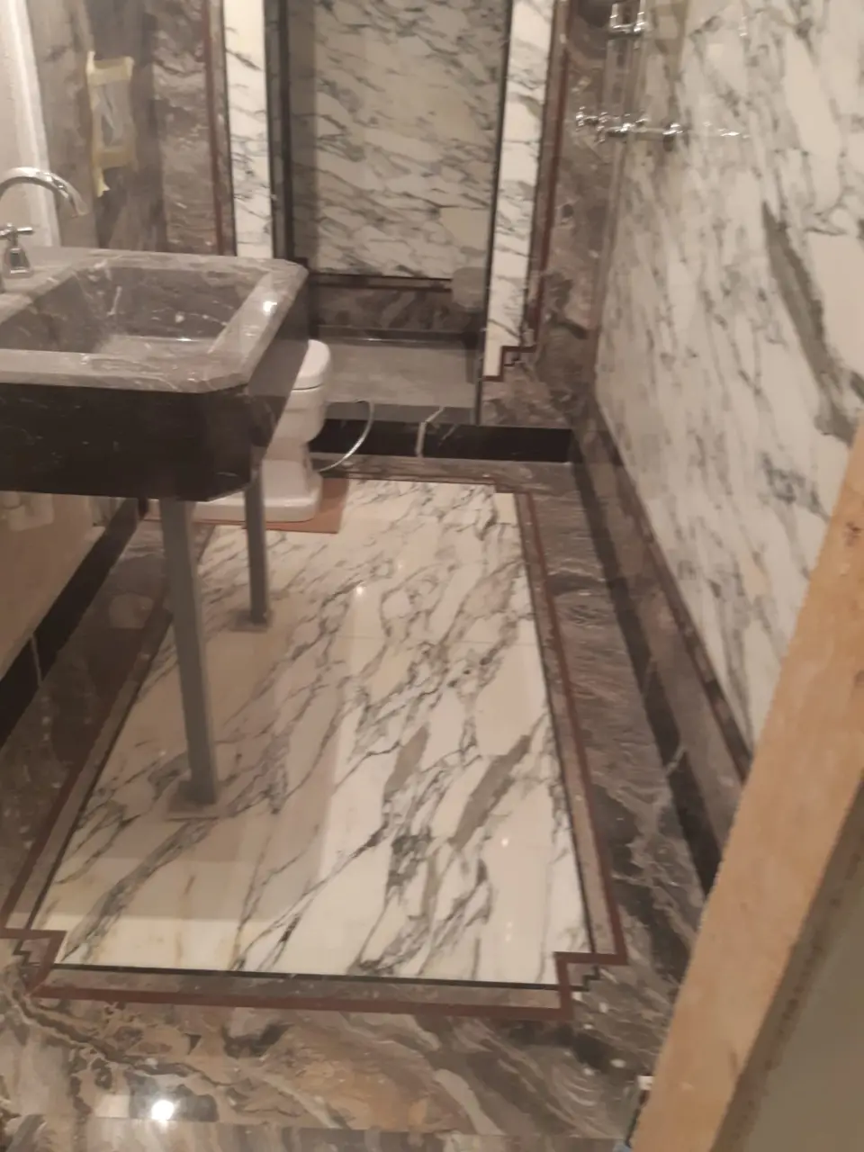 Bagno con rivestimenti e pavimentazione in marmo - TRATTAMENTI POLETTO