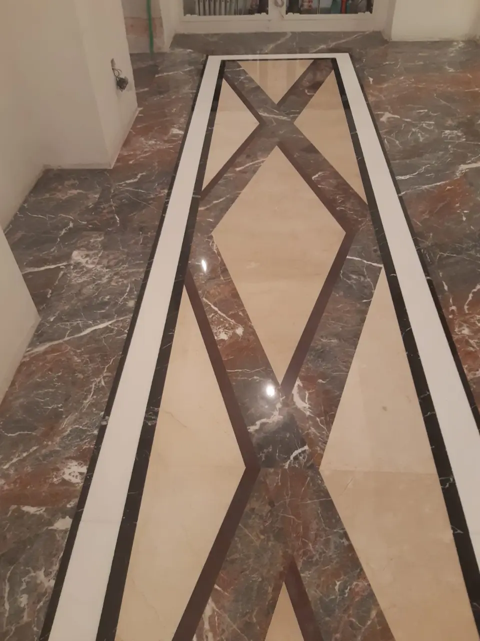 Pavimento lucido con motivo geometrico in pietra - TRATTAMENTI POLETTO