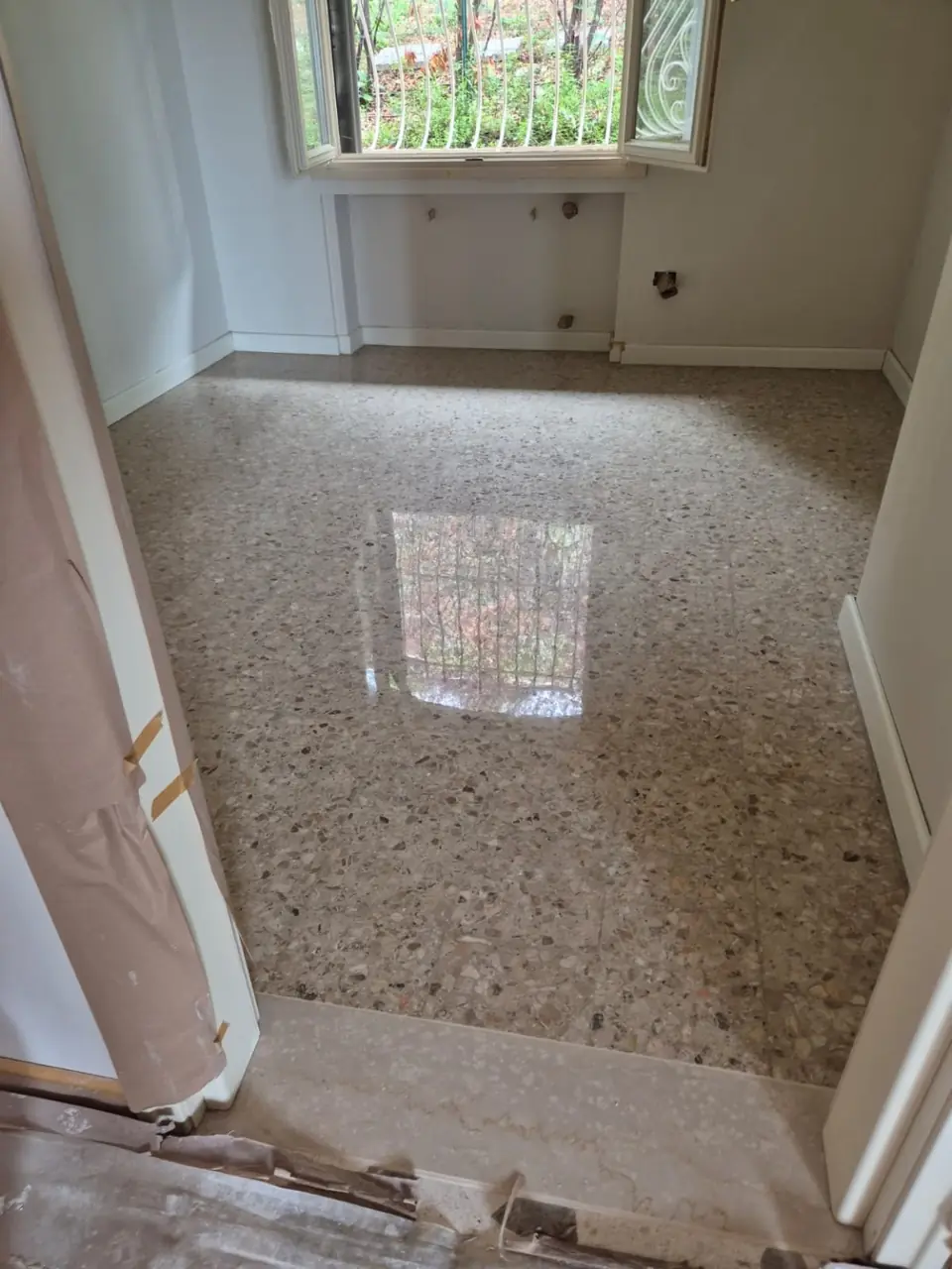 Ambiente interno con pavimento in graniglia lucida - TRATTAMENTI POLETTO