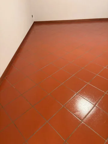 Pavimento in cotto con finitura lucida in una stanza